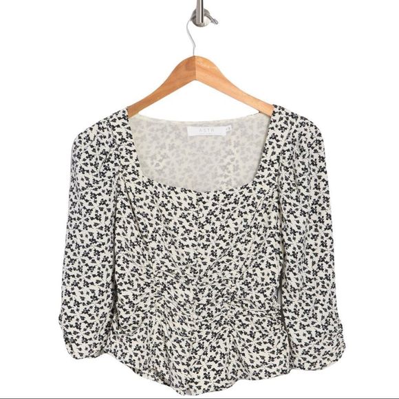 NWT ASTR The Label Button Front Ruched Floral Top White/Black Size XS - Picture 3 of 16